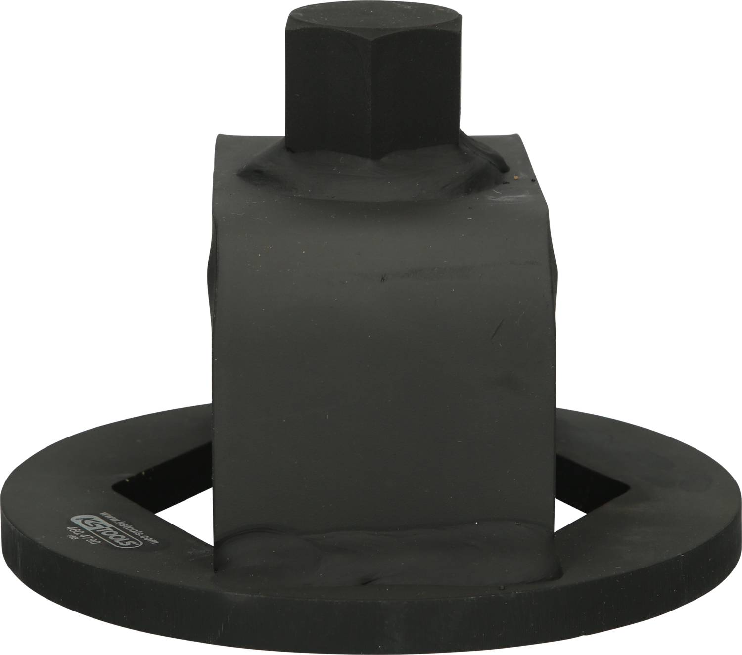 Kwadratowy czarny metalowy adapter z okrągłą podstawą, stosowany w specjalnych zastosowaniach mechanicznych lub przemysłowych.