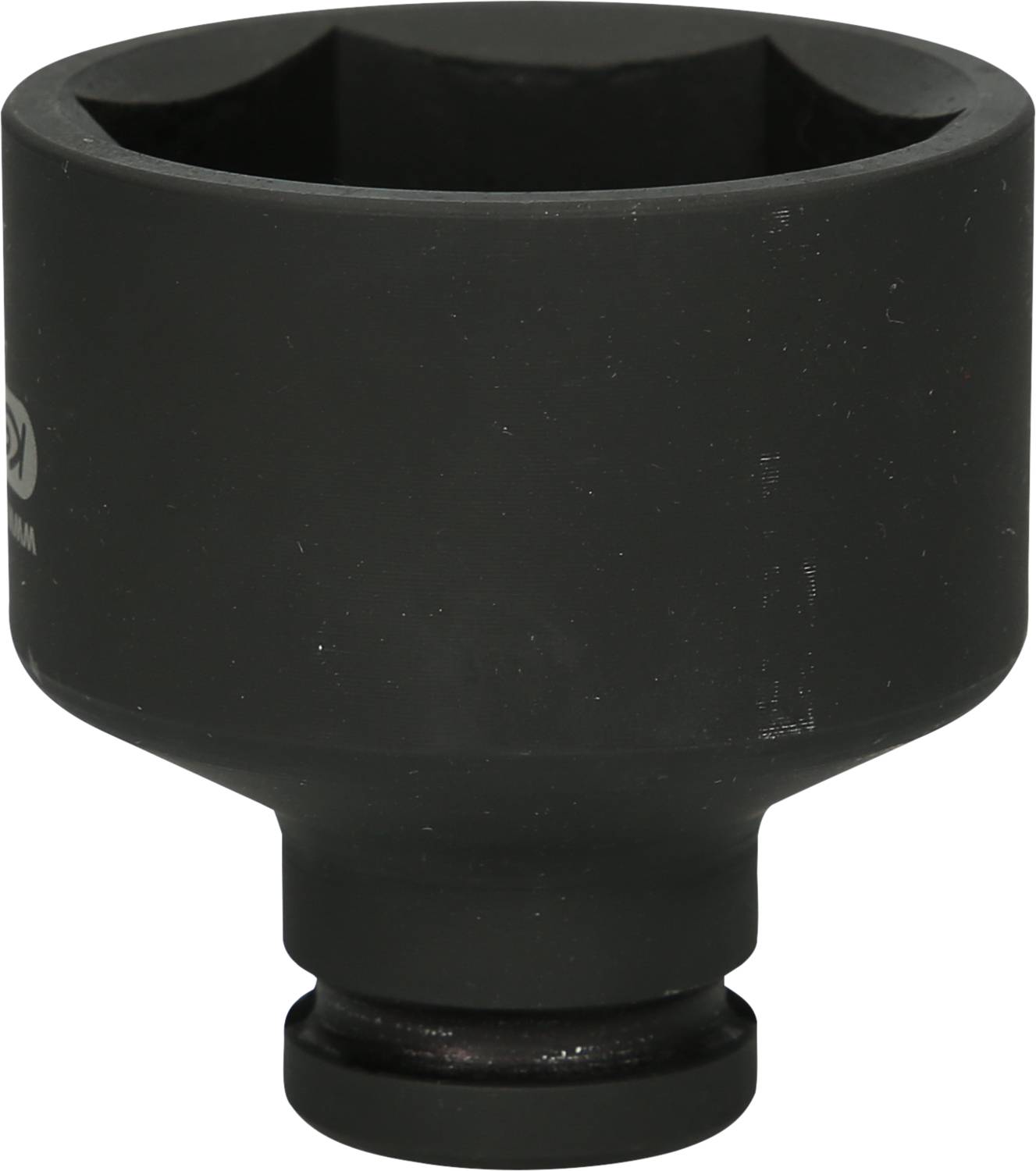 Czarny, cylindryczny klucz nasadowy z sześciokątnym otworem i gładką powierzchnią, sfotografowany na białym tle.