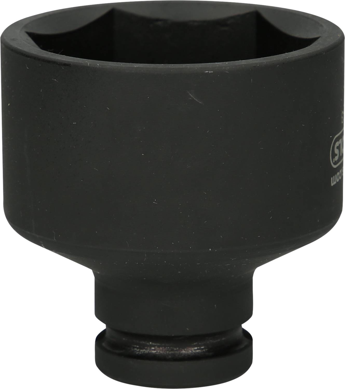 Czarny łącznik metalowy w kształcie cylindra z sześciokątnym otworem. Stosowany w połączeniach śrubowych w zastosowaniach mechanicznych.