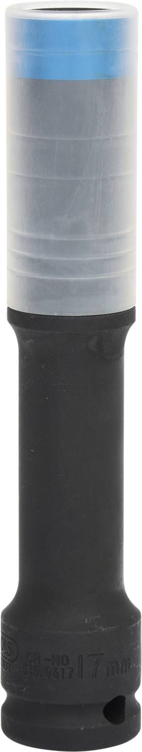 Długa, czarna, cylindryczna tuleja narzędziowa z niebieskawoszarym, prążkowanym górnym końcem. Prawdopodobnie przedłużka do nasadek.