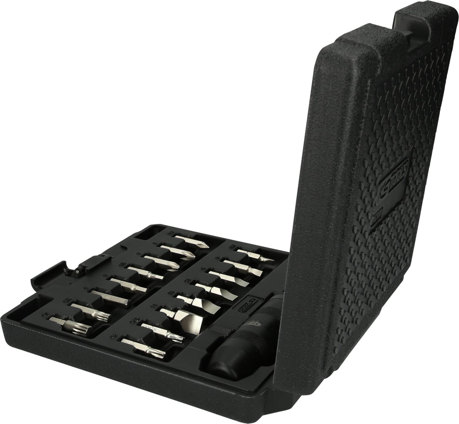 Otwarty kufer z narzędziami z różnymi grotami wierteł i uchwytem, starannie ułożonymi w środku.