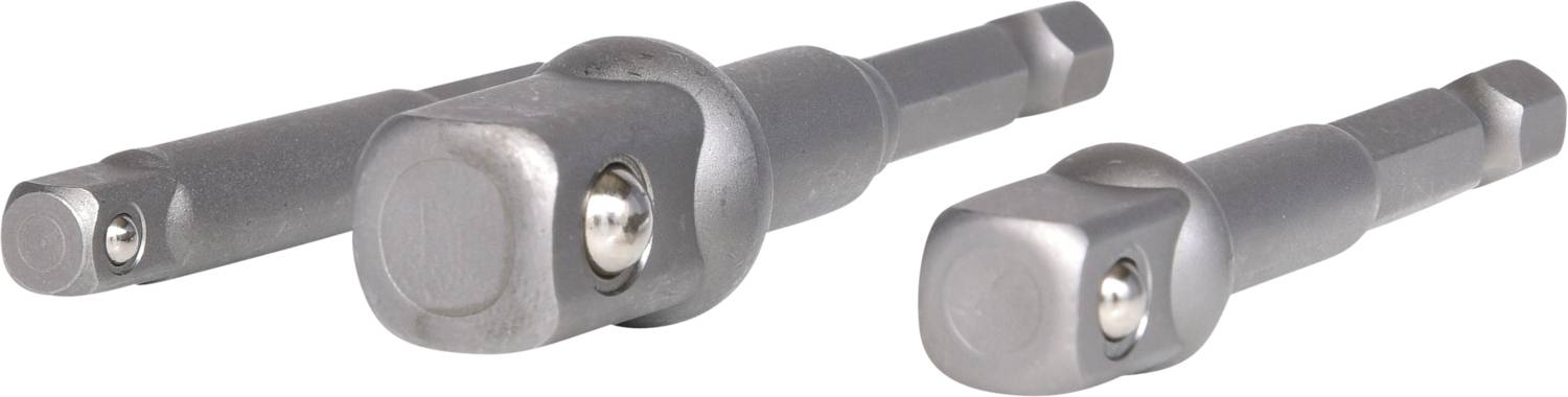 Trzy szare adaptery wtykowe w różnych rozmiarach leżą obok siebie na białej powierzchni.