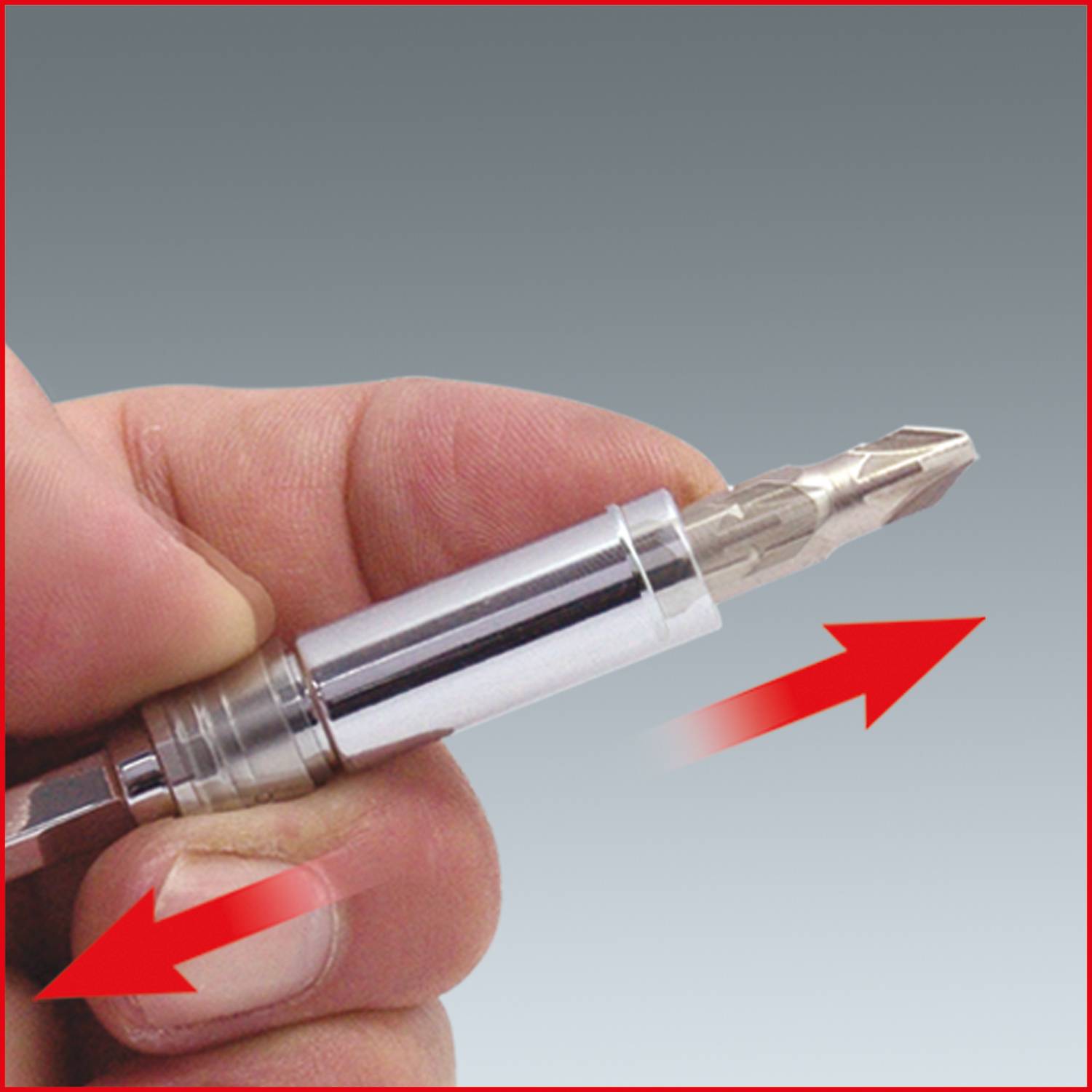 Jedna ręka trzyma śrubokręt, podczas gdy czerwone strzałki po prawej i lewej stronie wskazują kierunek obrotu.