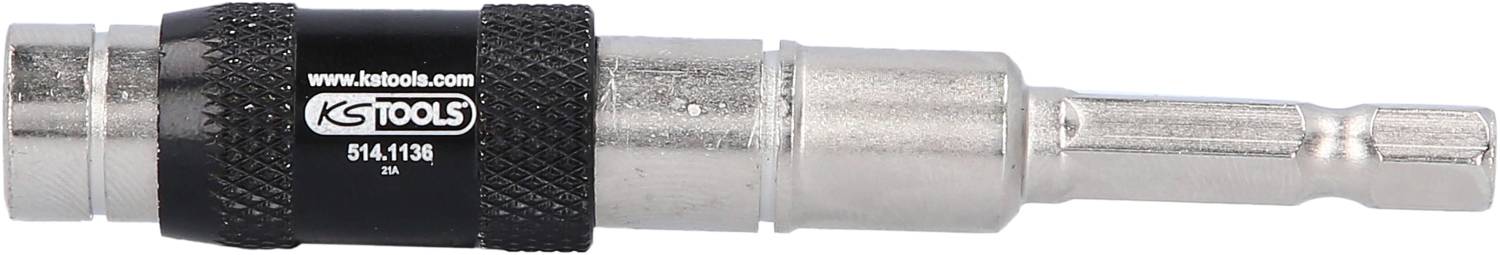 Metalowy adapter do zestawu kluczy nasadowych, w kolorze czarno-srebrnym, o cylindrycznym kształcie, z nazwą marki 'KS Tools' na czarnej wstędze.