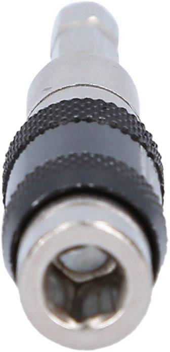 Zbliżenie metalowego złącza z czarną rękojeścią. Ukazuje przedni otwór wtyczki.