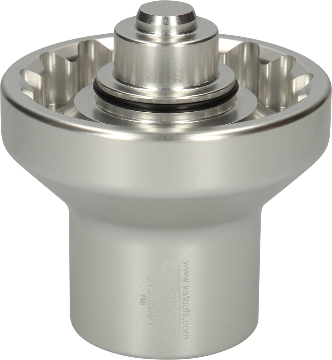 Metalowe narzędzie o kształcie cylindrycznym, z uzębionym brzegiem od wewnętrznej strony, prawdopodobnie stanowiące element większego mechanizmu lub zestawu narzędzi.