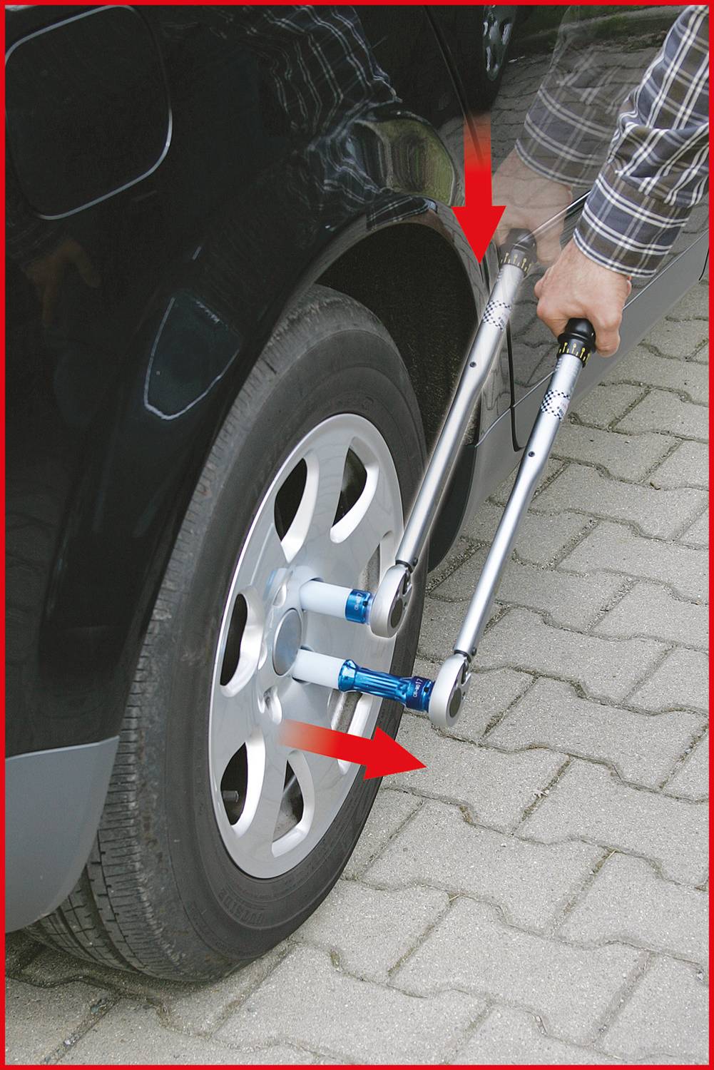 Mężczyzna zmienia oponę samochodu za pomocą narzędzia dźwigowego. Strzałki wskazują kierunek przykładania siły na nakrętki kół.