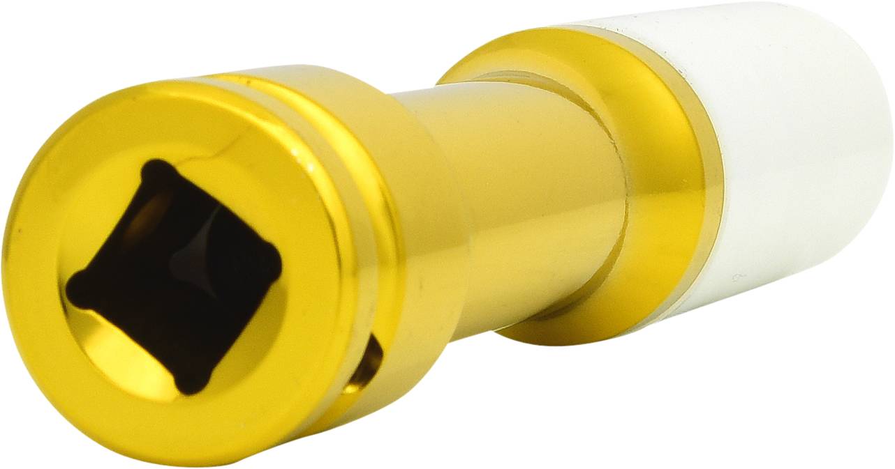 Złoty, cylindryczny adapter z kwadratowym otworem, prawdopodobnie używany jako nasadka narzędziowa lub osprzęt mechaniczny.