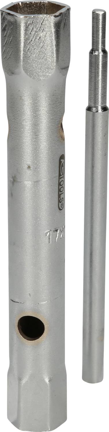 Klucz do świec i przedłużka. Narzędzie służące do montażu lub demontażu świec zapłonowych. Srebrny, metaliczny.