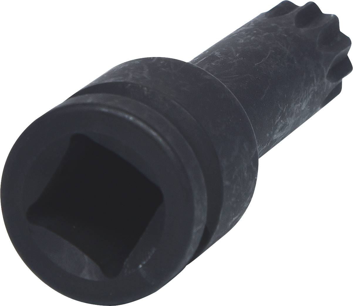 Czarny, cylindryczny element narzędziowy z kwadratowym otworem na jednym końcu, prawdopodobnie nasadka do klucza nasadowego.