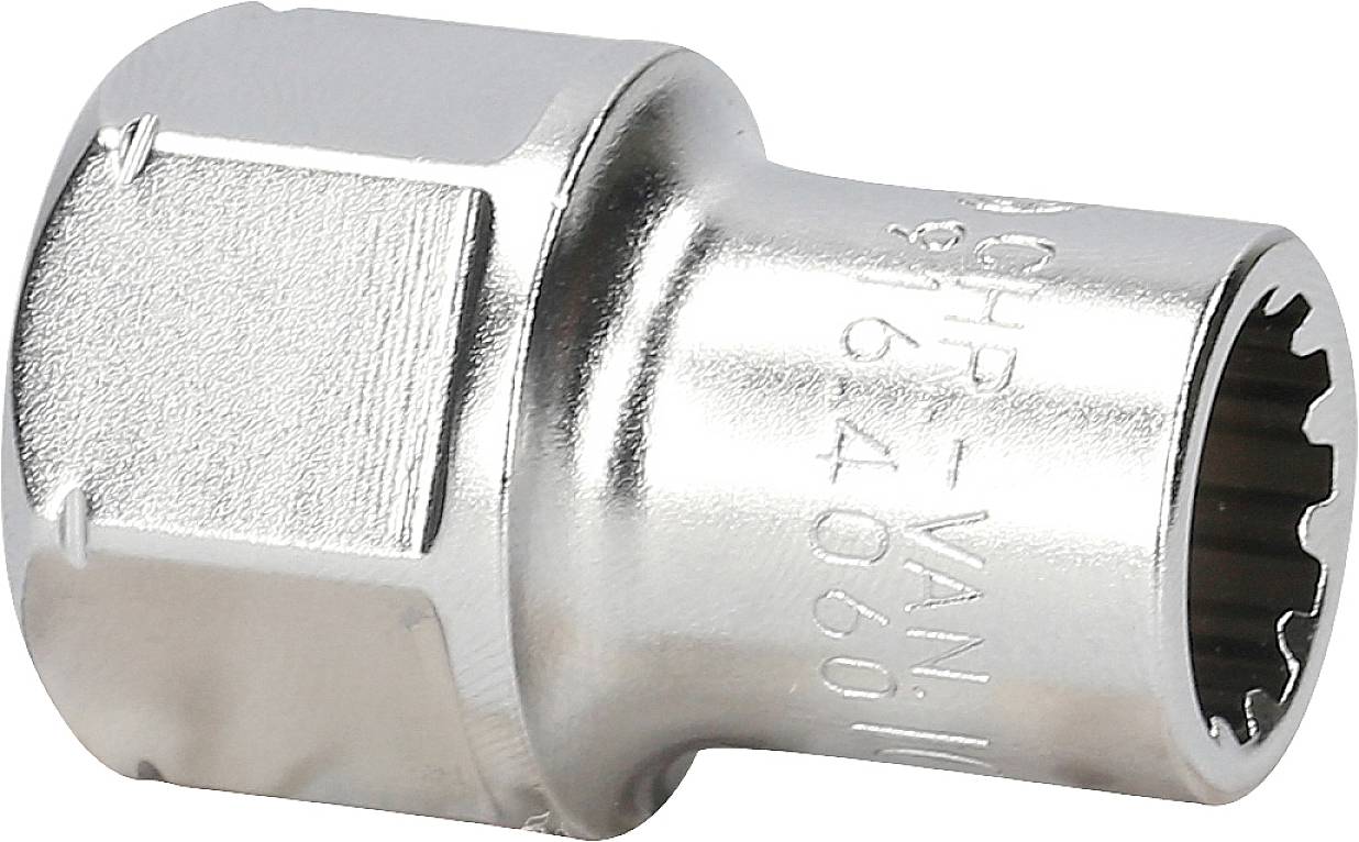 Chromowany adapter klucza z gniazdem, o sześciokątnym kształcie po lewej stronie i ząbkowanym otworze po prawej stronie. Oznaczony numeracją.