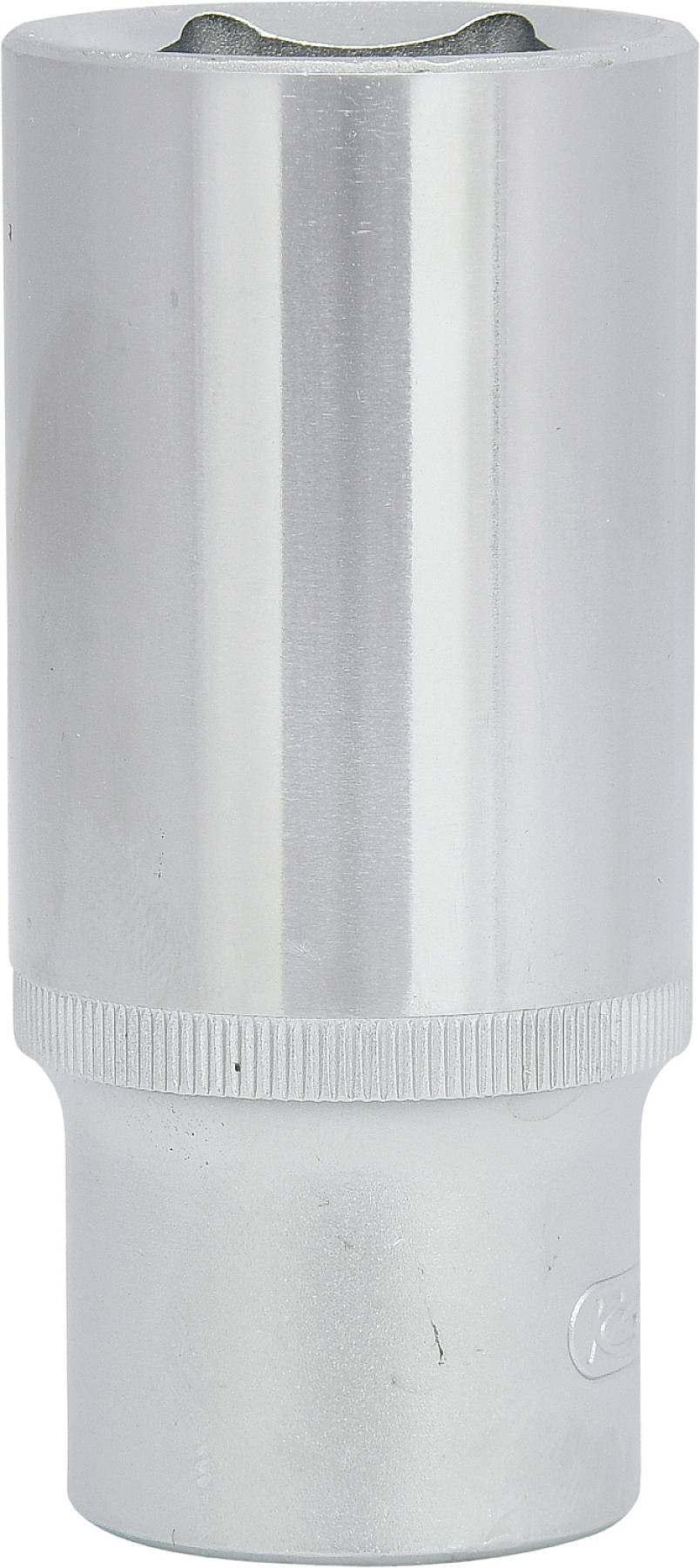 Metalowy nasadowy klucz nasadowy o kształcie cylindrycznym, z prążkowanym uchwytem na dolnym końcu, na białym tle.