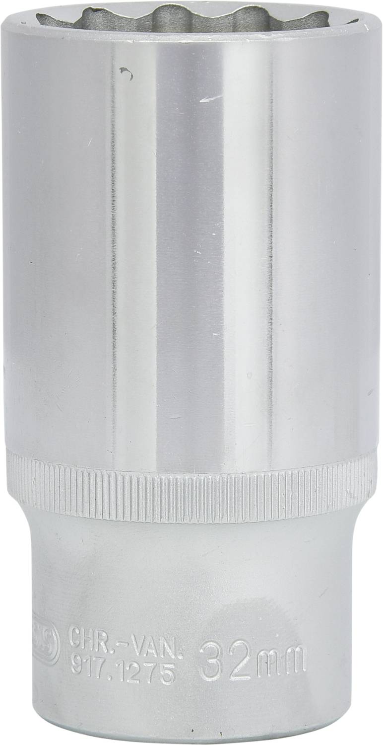 32-milimetrowy klucz nasadowy wykonany ze stali chromowo-wanadowej, o połyskliwym wykończeniu, z żebrowaną stopką zapewniającą lepszy chwyt.