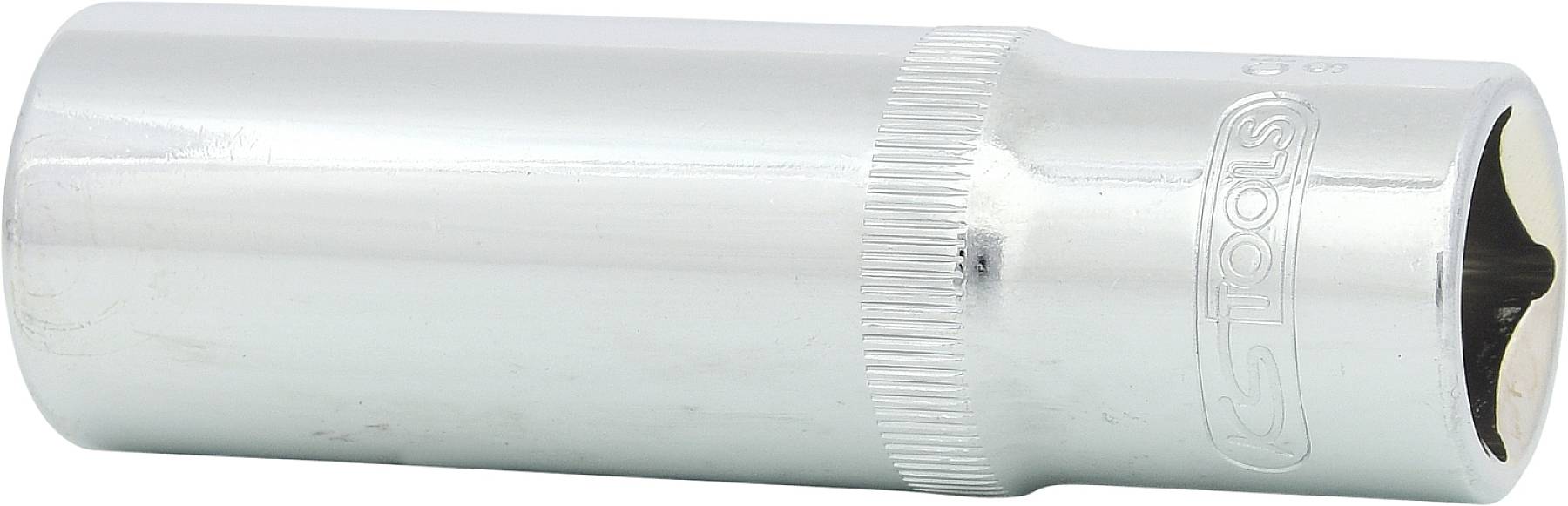 Srebrny, metalowy nasadowy klucz nasadowy o kształcie cylindrycznym, z rowkowaną rękojeścią zapewniającą lepszy chwyt, pozbawiony widocznych oznaczeń lub wskazań rozmiaru.