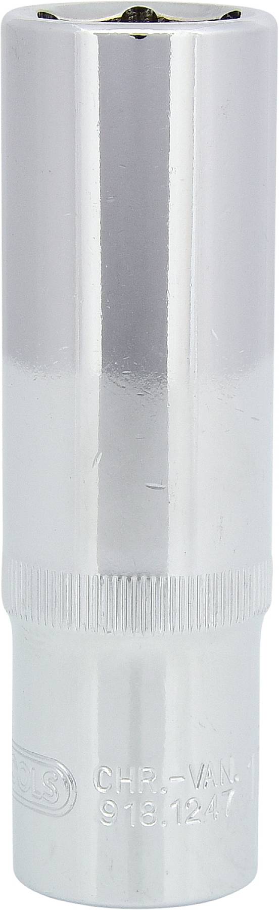 Sześciokątny klucz nasadowy srebrnego koloru o gładkiej powierzchni, przeznaczony do użycia z kluczem płaskim lub grzechotką.