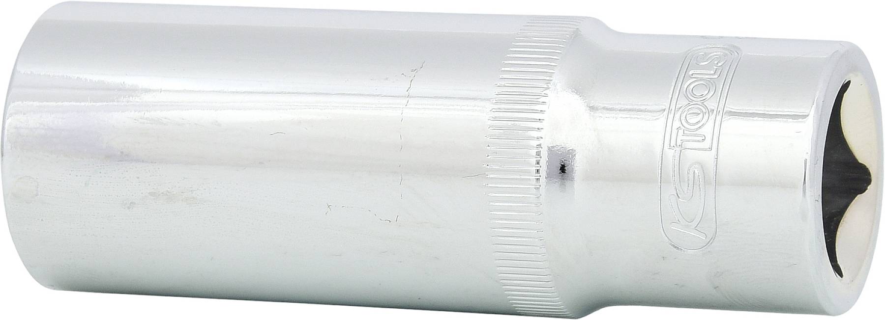 Srebrny adapter klucza nasadowego z prążkowaną powierzchnią pośrodku. Oznaczenie 'KS Tools'. Narzędzie do prac ślusarskich.