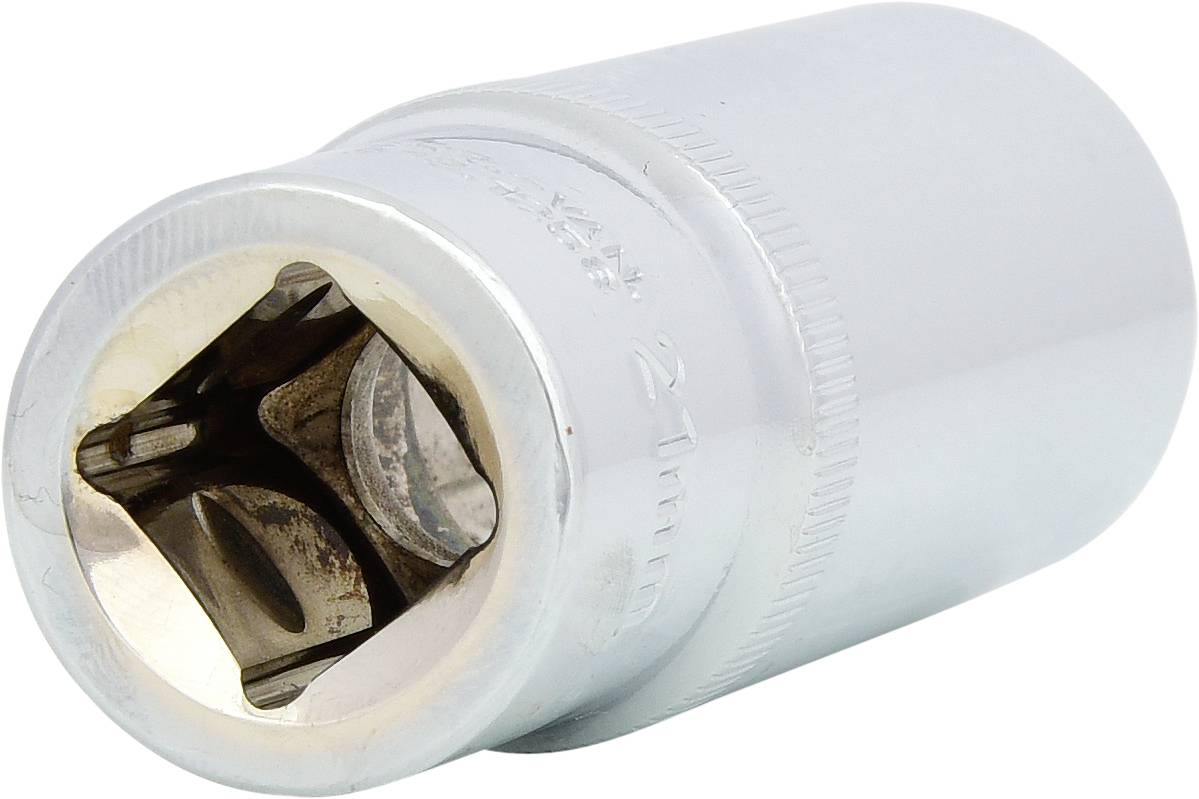 Metalowa nasadka klucza z sześciokątnym otworem, chromowana, o rozmiarze 21 mm.