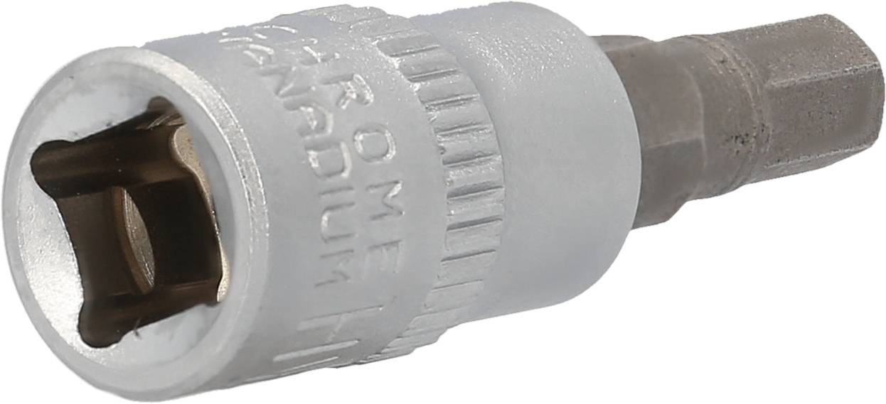 Srebrny adapter klucza nasadowego z kwadratowym otworem i żłobionym brzegiem leży na białej powierzchni.