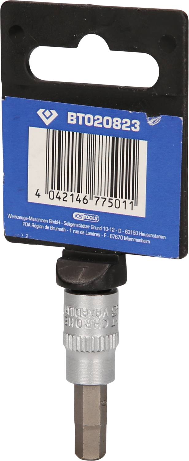 Bit metalowy z sześciokątnym chwytem i końcówką, zamocowany na niebiesko-białym uchwycie z kodem kreskowym i numerem części 'BT020823'.