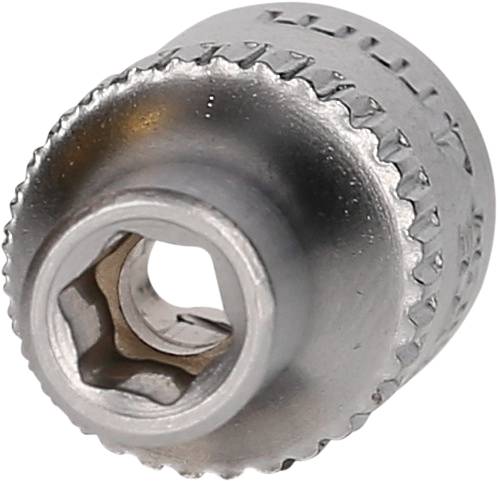 Sześciokątna, srebrna nakrętka ze ząbkowanym brzegiem i centralnym otworem, prawdopodobnie będąca częścią narzędzia lub uchwytu.