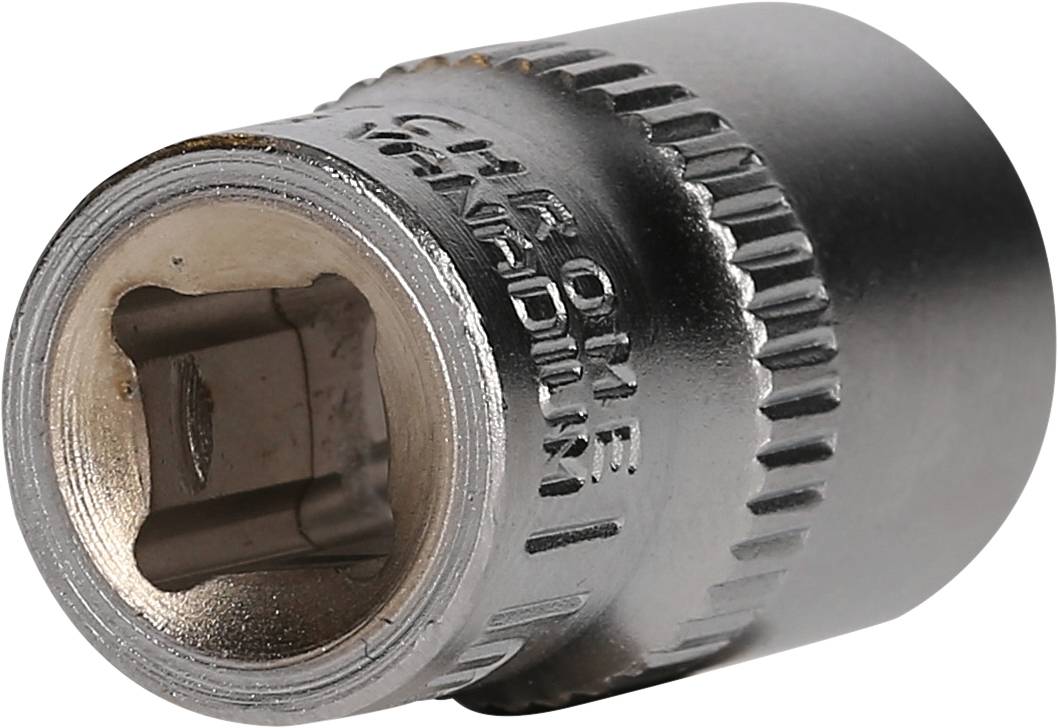 Srebrny, cylindryczny klucz nasadowy wykonany ze stali chromowo-wanadowej, z rowkowaniem zapewniającym lepszy chwyt.