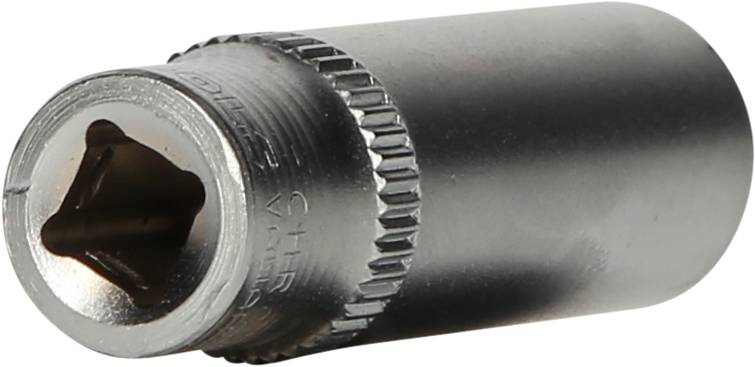 Srebrna nasadka klucza z czworokątnym napędem i żebrowaną krawędzią, stosowana w grzechotkach lub kluczykach dynamometrycznych.