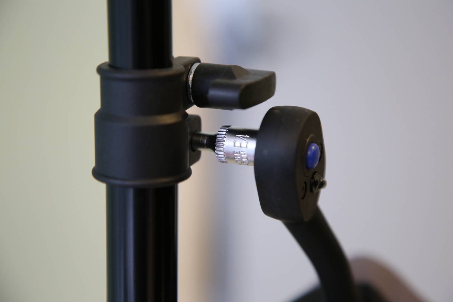 Zbliżenie czarnej statywowej klamry zaciskowej z srebrnym złączem obrotowym