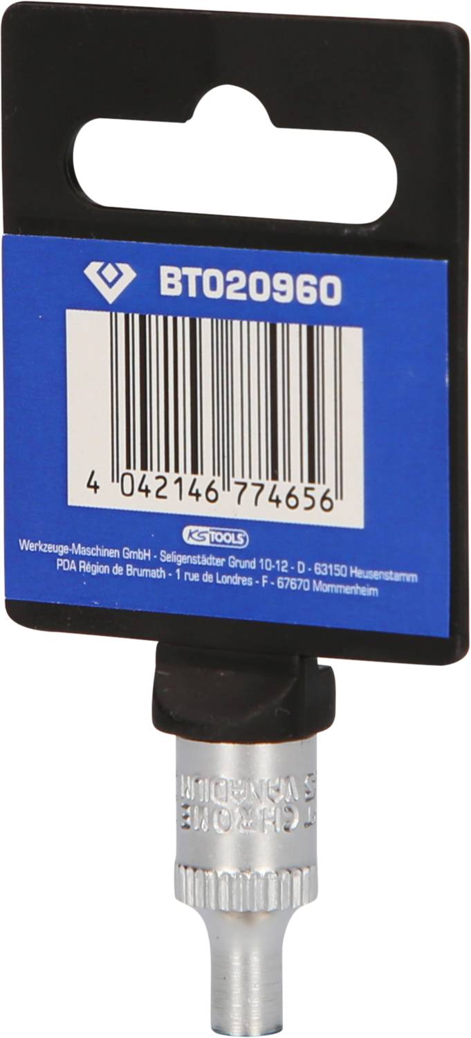 Naklejka 'BT020960' przedstawia kod kreskowy i numer artykułu na niebieskim tle, przymocowana do srebrnego, metalowego elementu narzędzia.
