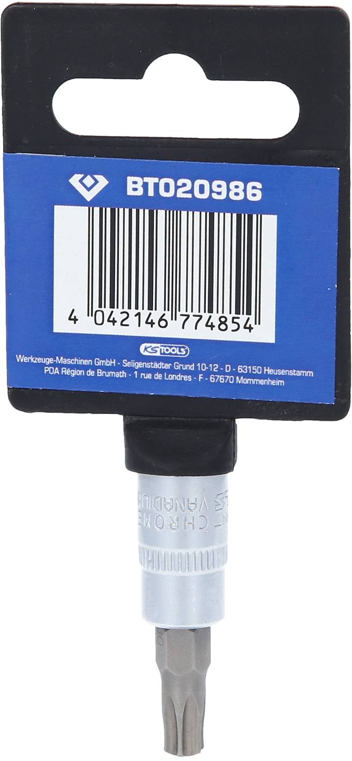 Akcesoria do wiertarek z kodem kreskowym i numerem artykułu 'BT020986' na niebieskiej karcie opakowaniowej, wkładka do wkrętaka widoczna na dole.