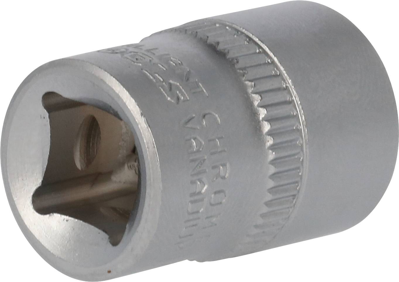 Metalowa nasadka z wyżłobionymi krawędziami, na której widnieje napis 'CHROM VANADIUM'. Idealna do użycia z zestawem kluczy nasadowych.