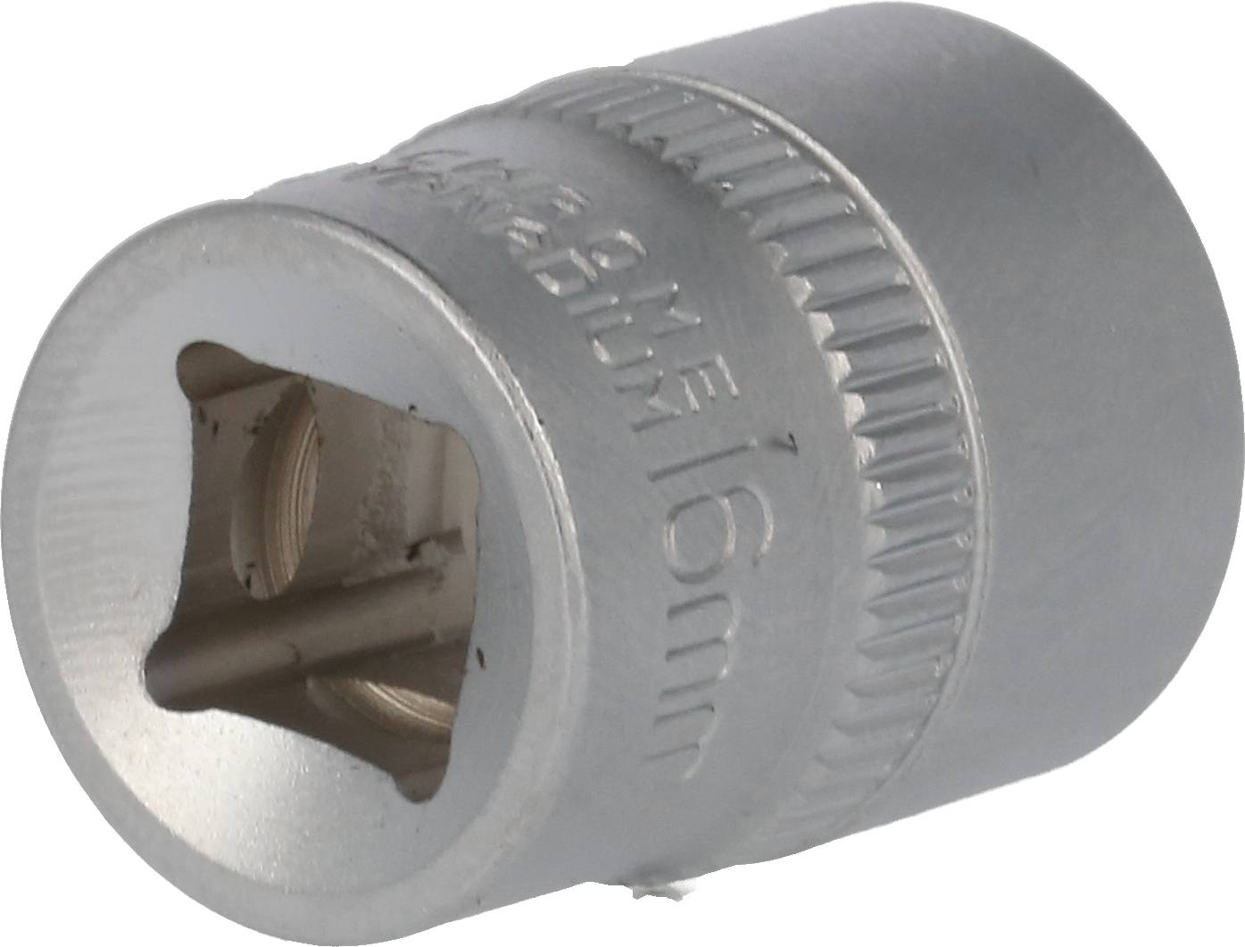 Srebrny sworzeń z wytłoczonym oznaczeniem '16 mm'. Ma kształt cylindryczny i przedstawia kwadratowe mocowanie dla klucza nasadowego.