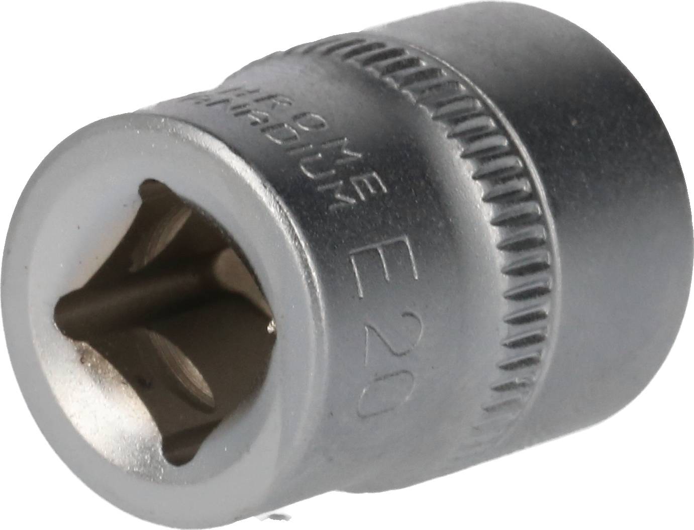 Sześciokątna końcówka klucza nasadowego wykonana z metalu, oznaczona numerem 'E20', przeznaczona do użycia z kluczem nasadowym podczas prac mechanicznych.