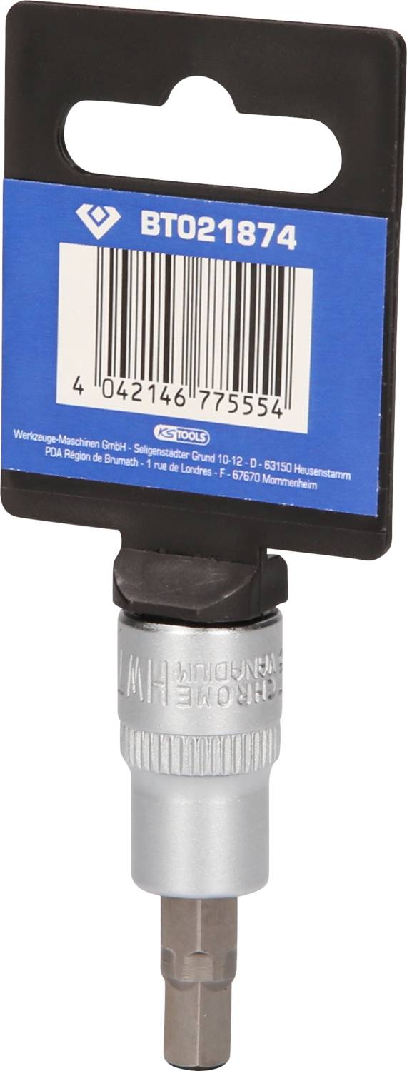 Srebrny uchwyt na bity z niebieską etykietą, numer artykułu BT021874. Odpowiedni do bitów sześciokątnych, informacje producenta na etykiecie.