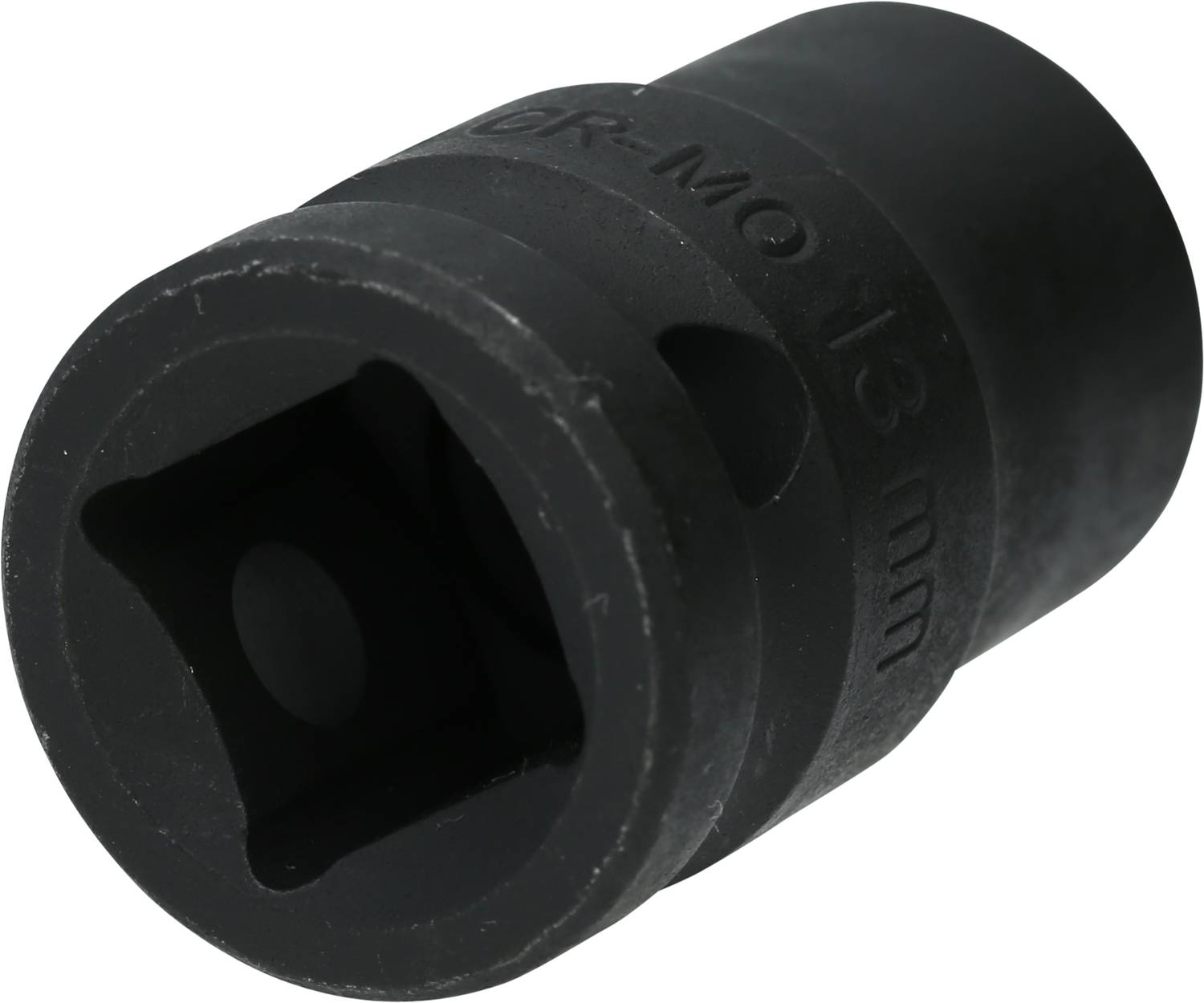 Czarny metalowy klucz nasadowy z napisem 'Cr-Mo 13 mm'. Zaprojektowany do użycia z grzechotką do dokręcania lub odkręcania śrub.