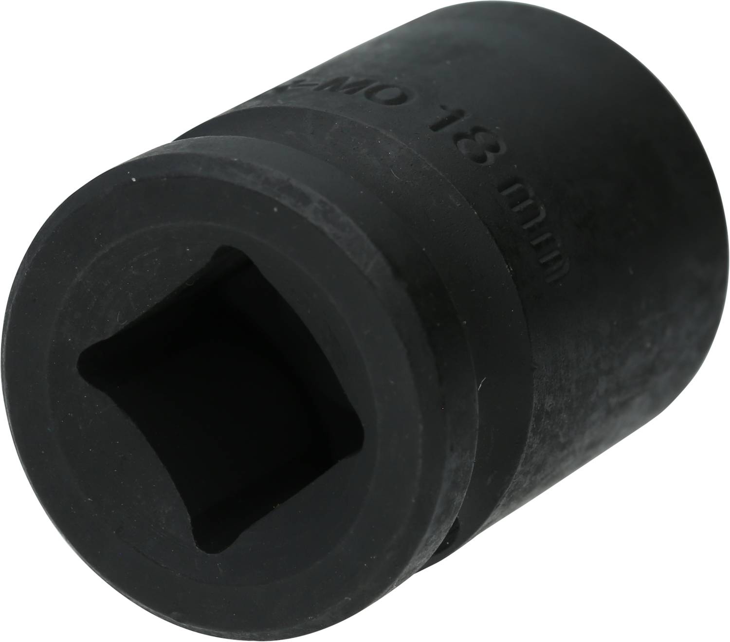 Czarny metalowy nasadowy klucz nasadowy, odpowiedni do nakrętek lub śrub o rozmiarze 18 mm, sfotografowany na neutralnym tle.