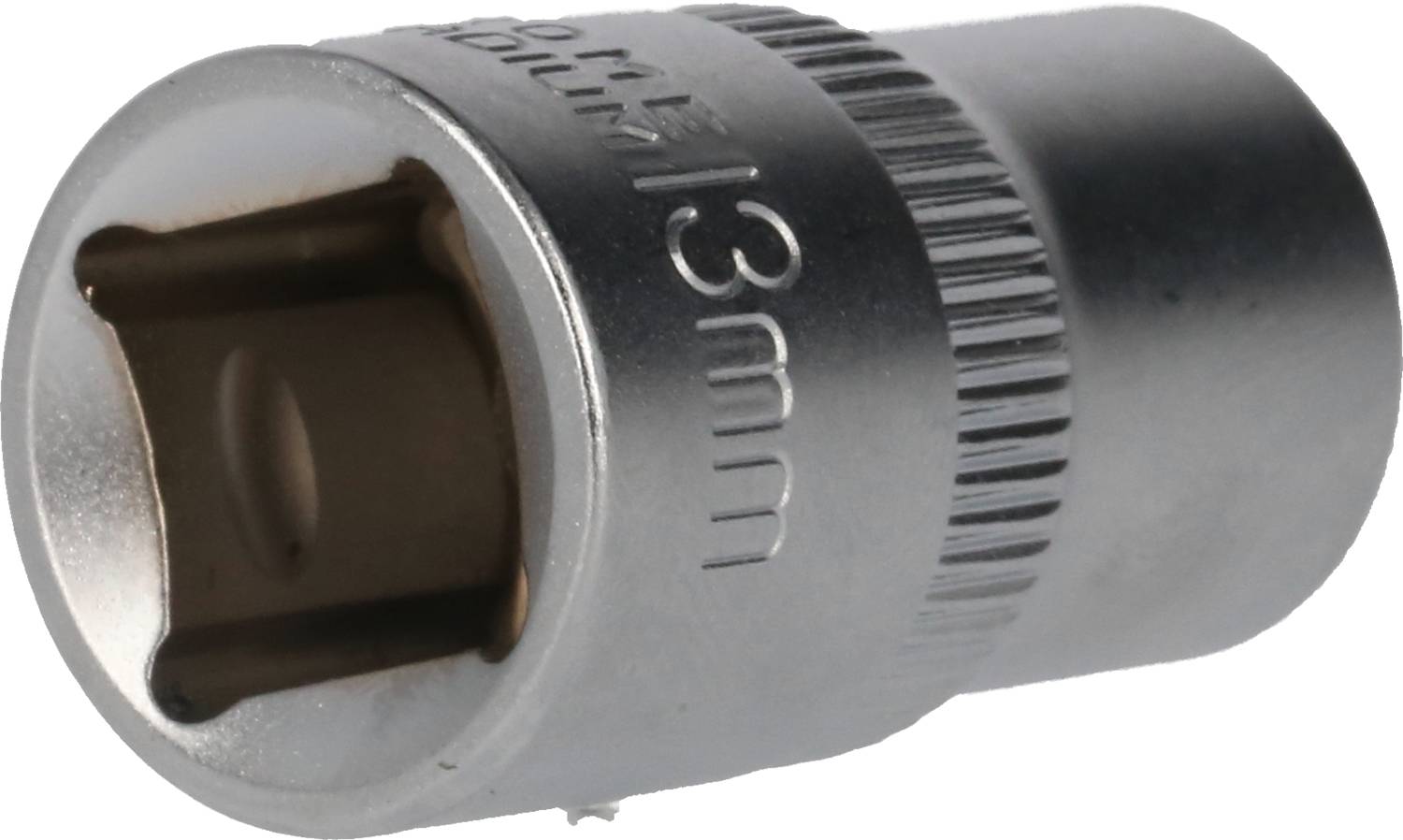 Srebrny łącznik z grawerunkiem '13 mm', prawdopodobnie przystosowany do użycia z grzechotką lub kluczem nasadowym.