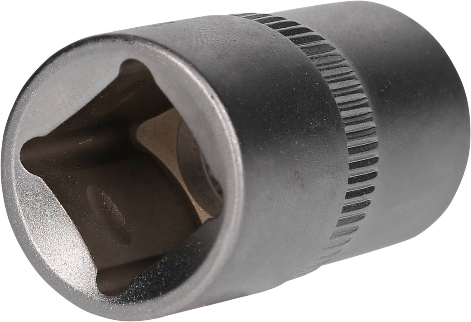 Srebrny orzech wtykowy o cylindrycznym kształcie, z żebrowaną powierzchnią ułatwiającą chwyt.