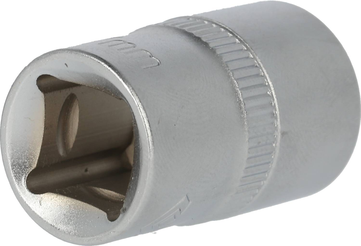 Srebrny, cylindryczny adapter klucza nasadowego wykonany z metalu, posiadający kwadratowy profil wewnętrzny, przeznaczony do stosowania z grzechotką.