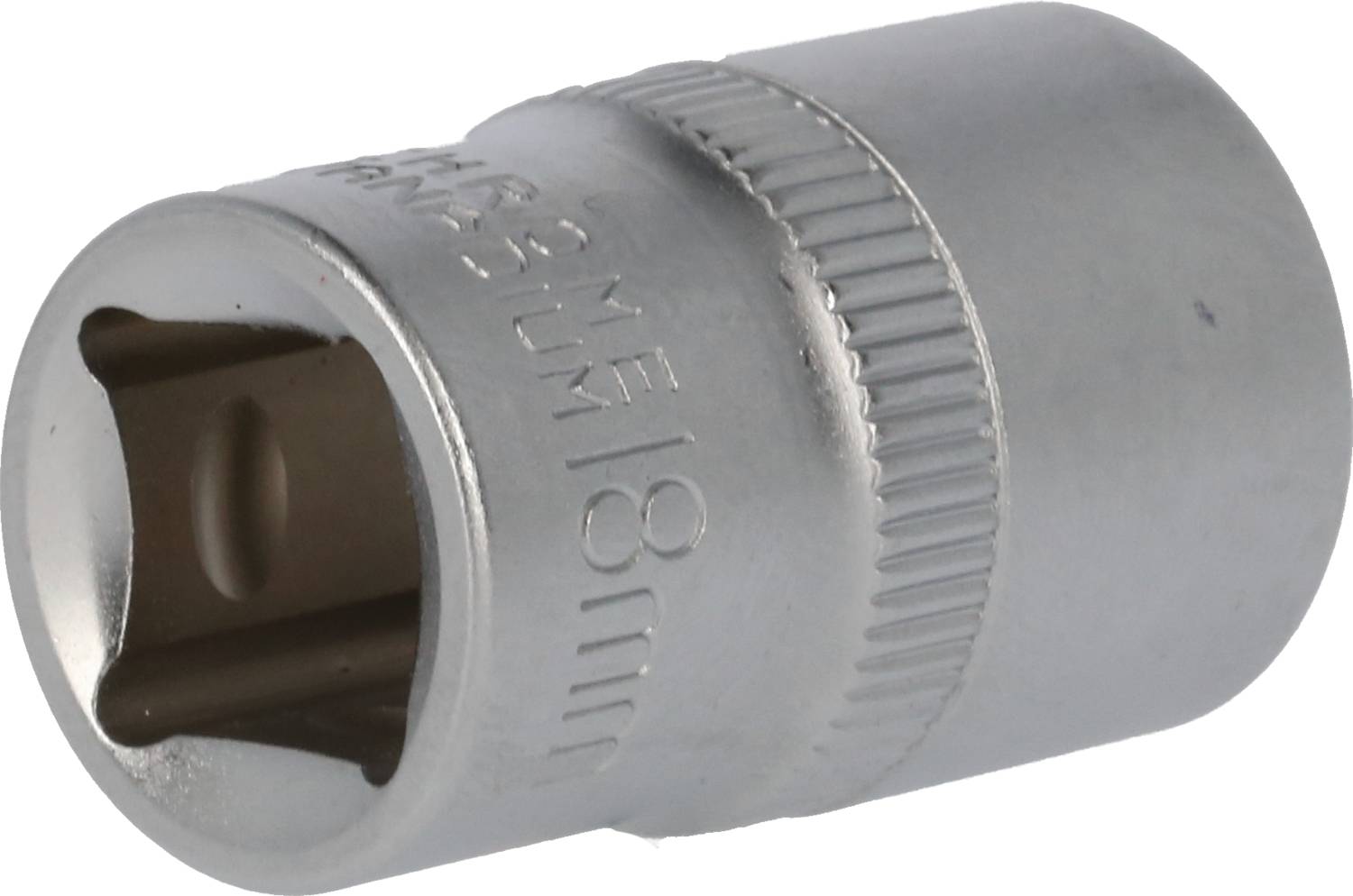 Srebrna, metalowa nasadka sześciokątna o rozmiarze 18 mm, z wyprofilowanym, żłobionym odcinkiem zapewniającym lepszy chwyt. Służy do dokręcania lub odkręcania nakrętek.