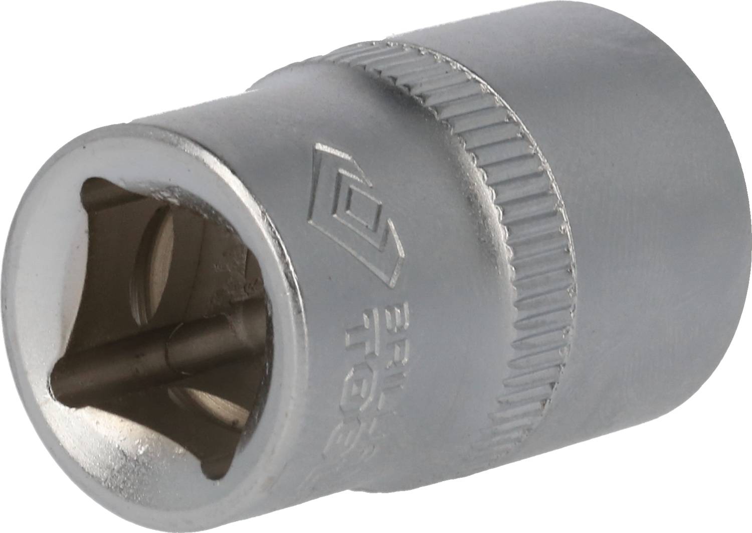 Klucz nasadowy z kwadratowym otworem i ryflowaną powierzchnią dla lepszego uchwytu, wykonany z metalu.