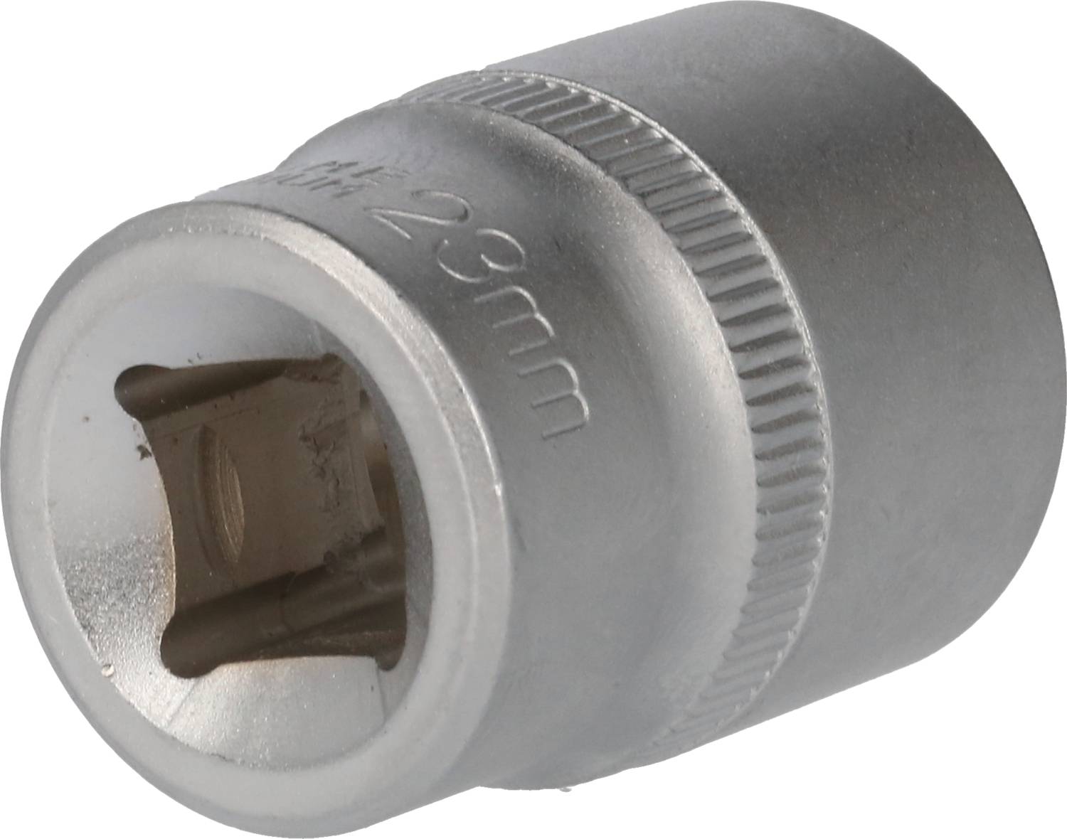 Metalowy klucz nasadowy, 23 mm, o cylindrycznym kształcie, z ząbkowaną krawędzią, przeznaczony do śrub lub nakrętek w warsztatach lub podczas napraw.