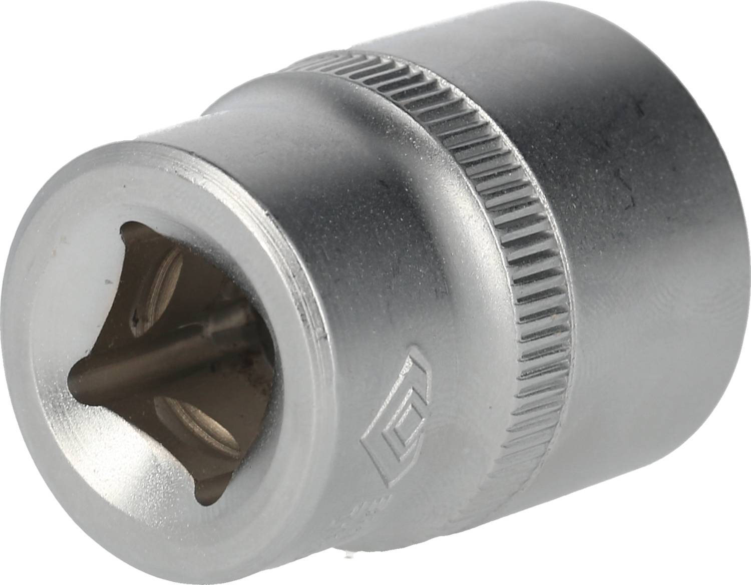 Srebrny klucz nasadowy z kwadratowym otworem i żebrowaną krawędzią, przeznaczony do użycia z kluczem płaskim.