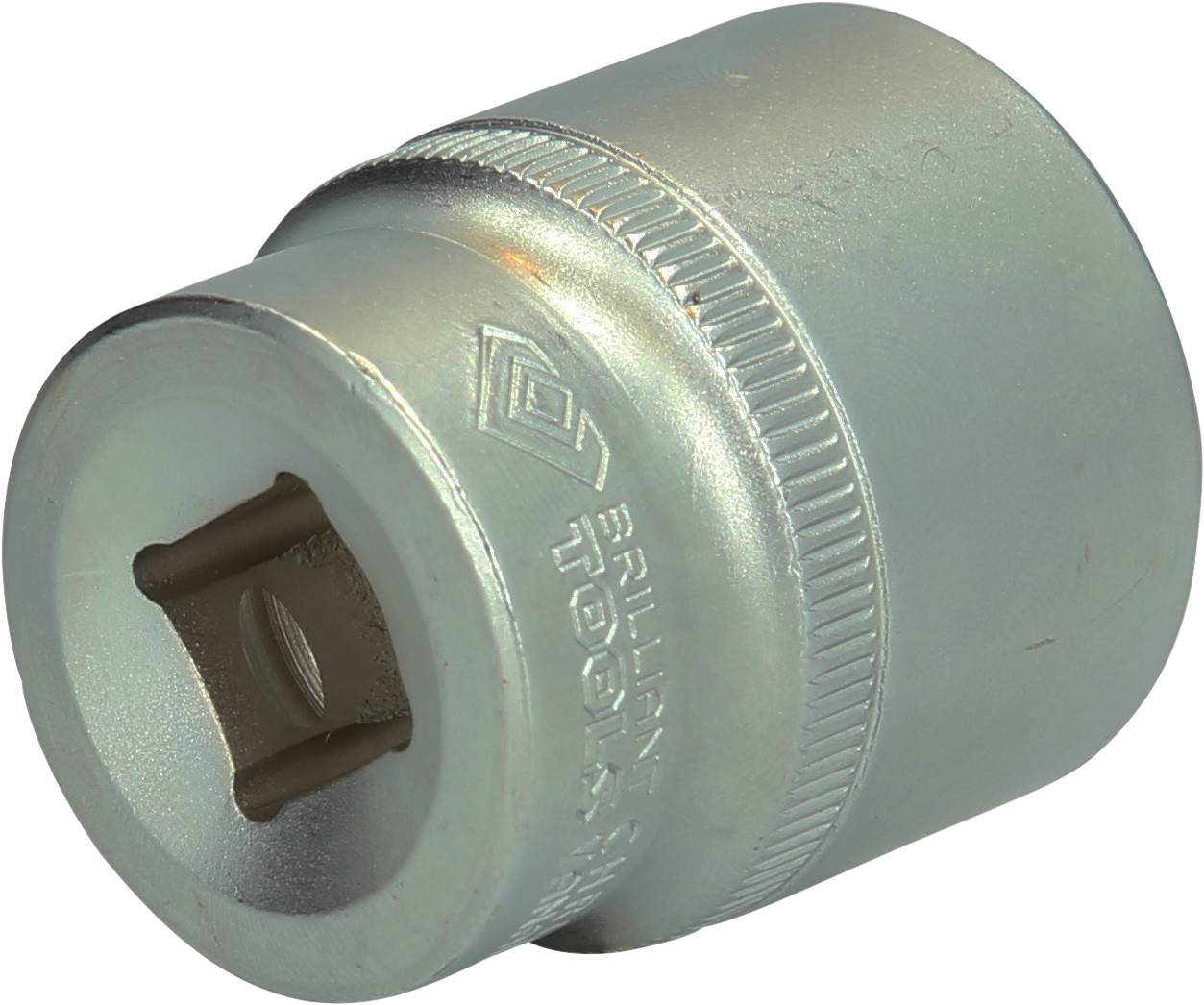 Metalowy klucz nasadowy o kształcie cylindrycznym, posiadający kwadratowy otwór do mocowania w śrubokręcie lub grzechotce.