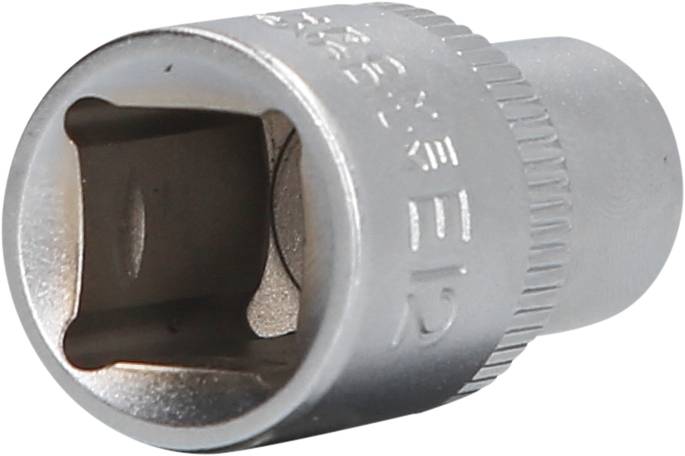 Zbliżenie srebrnej nakrętki o widocznym cylindrycznym kształcie i karbowanej krawędzi.