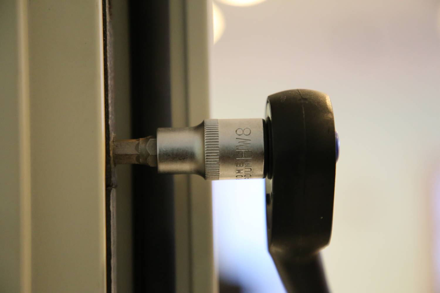 Klucz imbusowy używany do dokręcenia lub odkręcenia śruby w metalowym przedmiocie.