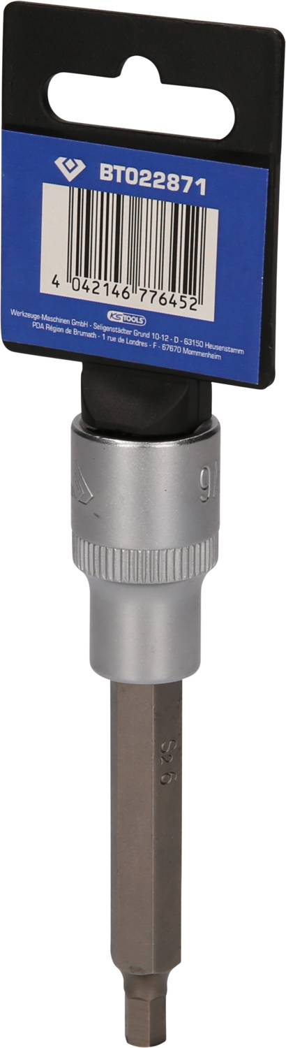 Sześciokątny adapter bitów z srebrnym trzpieniem i czarną wkładką, zapakowany w niebieską etykietę z kodem kreskowym.