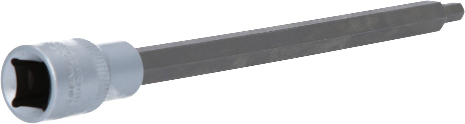 Długi klucz nasadowy o sześciokątnej główce i srebrnym uchwycie leży na białej powierzchni. Służy do dokręcania śrub.