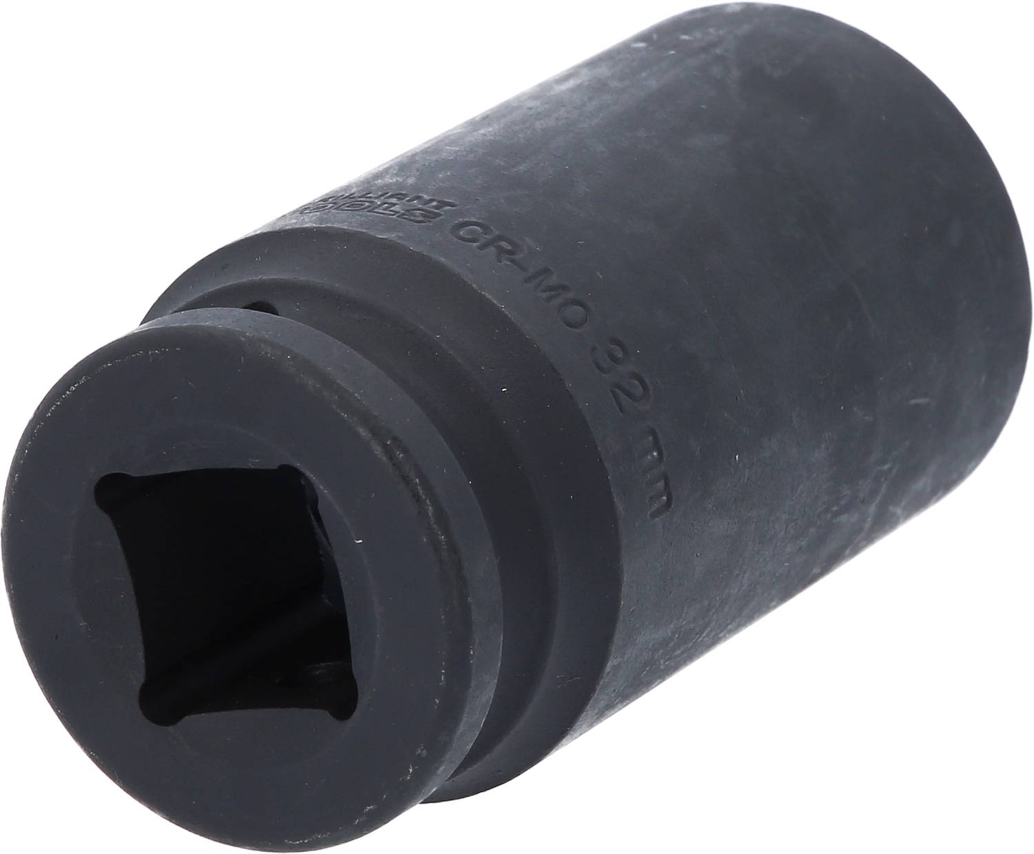 Czerniona sześciokątna nasadka metalowa, przeznaczona do dokręcania lub odkręcania nakrętek i śrub w zastosowaniach mechanicznych.