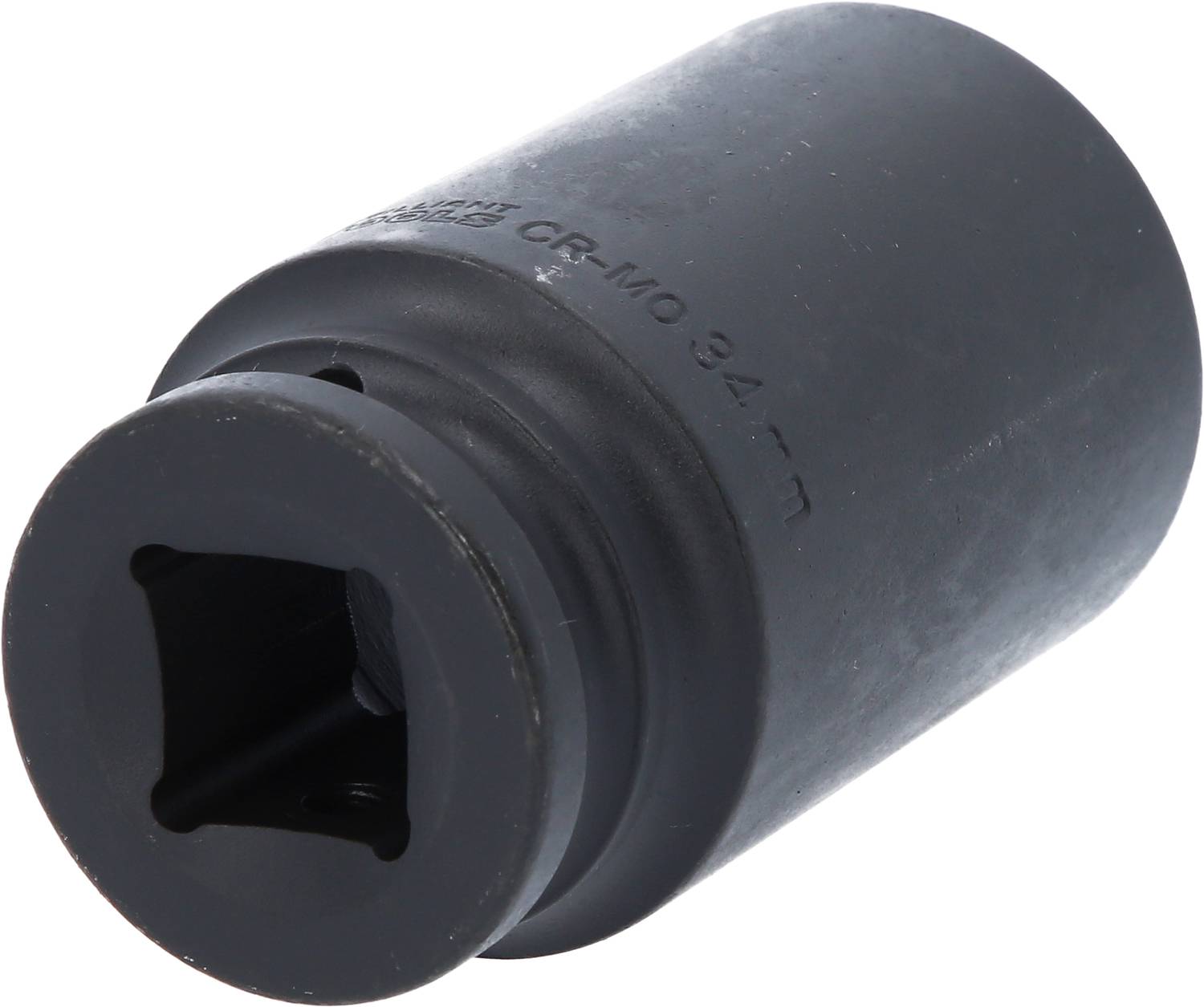 Czarna nakrętka do kompletu kluczy nasadowych, wykonana ze stali chromowo-molibdenowej. Odpowiednia do ciężkich prac ślusarskich.