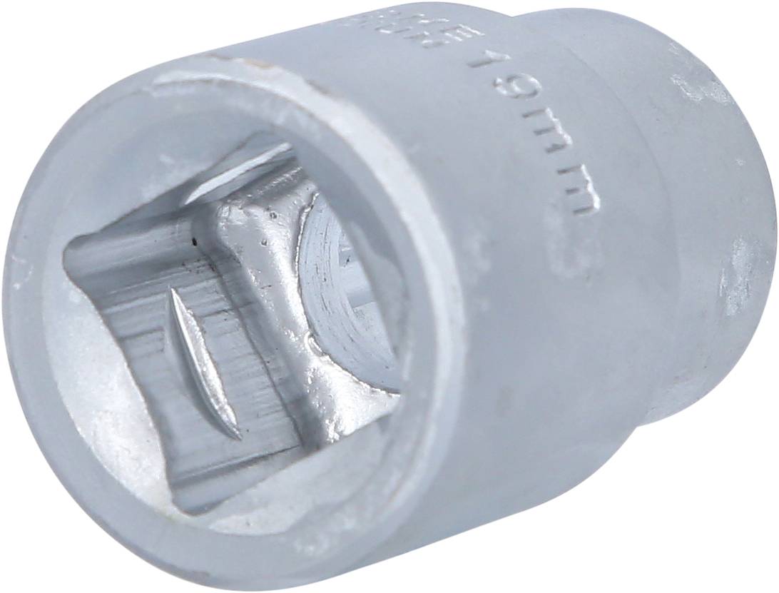 Metalowa nasadka z napisem '19 mm', stosowana głównie do prac ślusarskich w połączeniu z odpowiednim kluczem nasadowym.